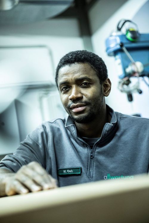 Ein Heizungsmonteur in München arbeitet konzentriert an moderner Klimatechnik in einem technischen Raum.